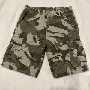 Men’s camo print Wrangler cargo shorts. 32 waist. Good used condition.